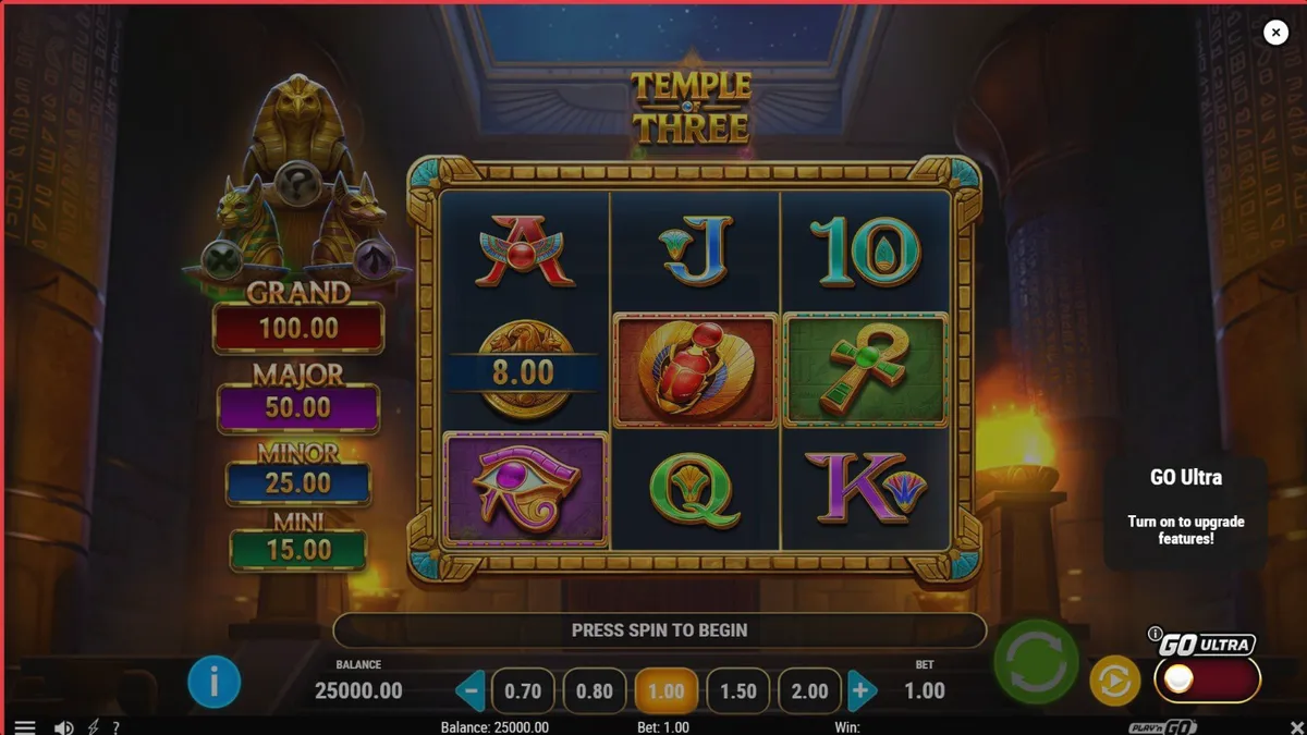Cena atmosférica do slot Temple of Three com estátuas egípcias e luz de tochas